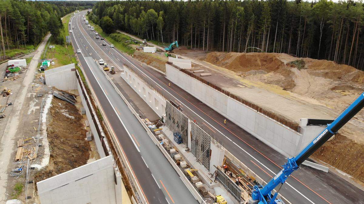 Insgesamt sind für die Errichtung der Brücke mindestens acht Nachtsperren erforderlich, je vier pro Richtungsfahrbahn