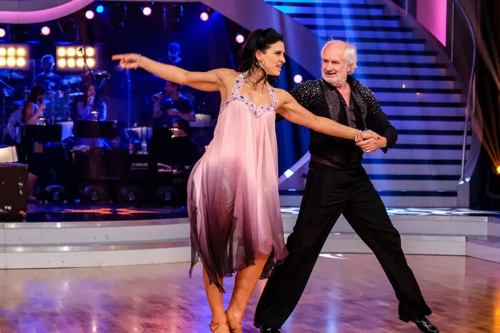 Michael Schottenberg dagegen begeisterte sowohl Jury als auch Publikum: Der Theatermann performte mit Conny Kreuter einmal zu "Just Give Me a Reason" eine gefühlvolle Rumba ...