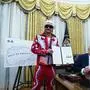 Kid Rock im Oval Office mit Präsident Donald Trump mit dem unterzeichneten Dekret gegen Wucherpreise von Tickets