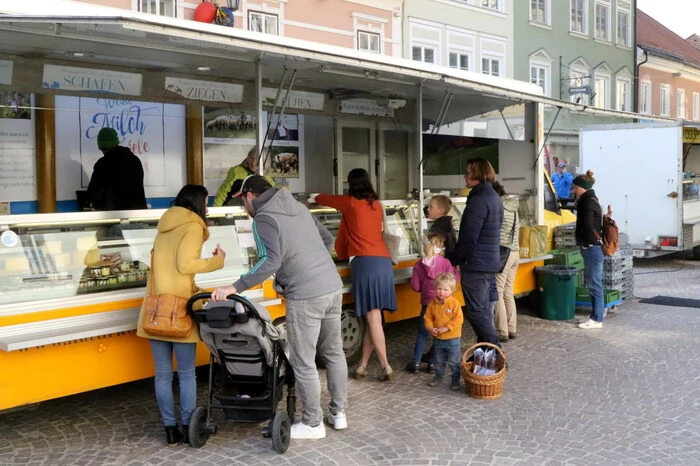 Neben traditionellen Produkten wie Wurst, Fleisch, Käse und Gemüse hat sich der St. Veiter Wochenmarkt in den letzten Jahren zu einem Spezialitätenmarkt entwickelt. 
