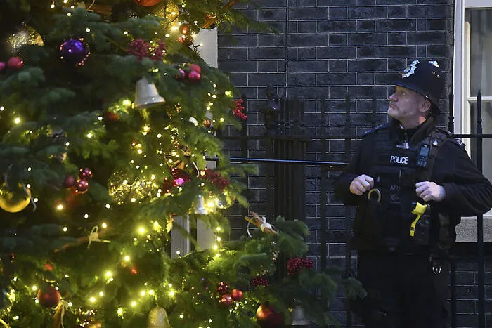 Vor dem Sitz des Premiers in London in der Downing Street 10 wurde der Christbaum bereits aufgestellt.