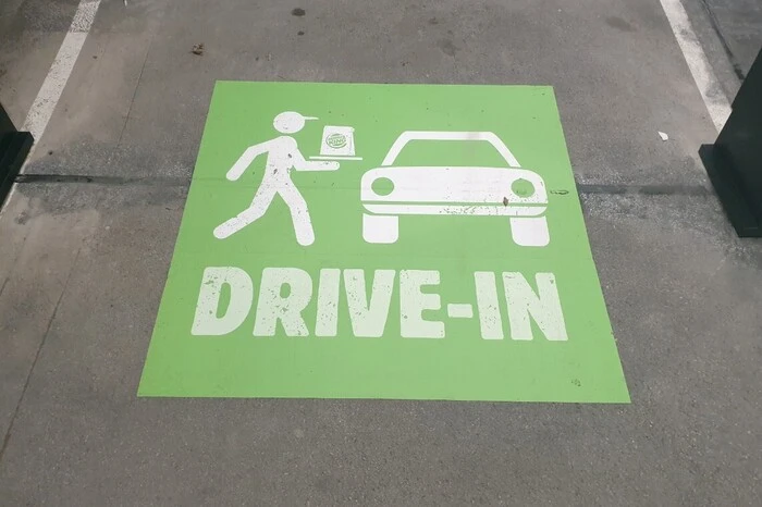 Der Kunde bleibt im Auto sitzen, bestellt an einer Säule - und...