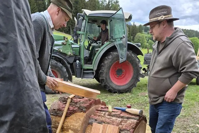 Bei dem Holzworkshop hat neben Klaus Seelos vom Freilichtmuseum Stübing (links) auch der Schöderer Tischler und Restaurator Andreas Leitner tatkräftig zum Gelingen beigetragen.