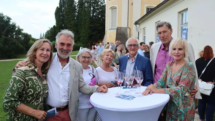 Das Premierenpublikum genoss vorab den lauen Sommerabend im Garten hinter der Basilika Maria Loreto.