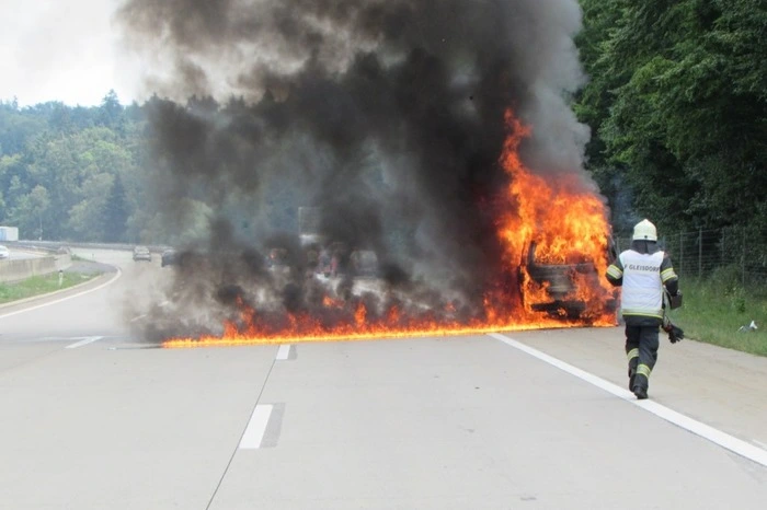 Der Lenker konnte sich selbst aus dem Fahrzeug retten und blieb unverletzt. 
