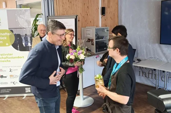 Vorgestellt wurde auch der neu installierte ATEM-Weg im Seminarzentrum. Mit kleinen Atemübungen sollen die Seminarteilnehmerinnen und -teilnehmer motiviert und mit Energie aufgeladen werden. Die Wirtschaftsfrühstücksteilnehmer probierten die Übungen auch gleich live aus.