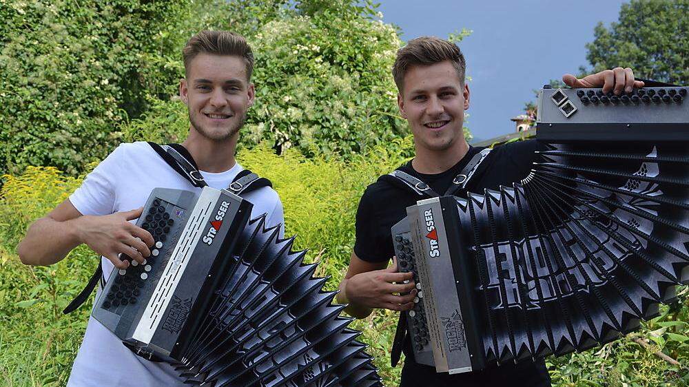 Die zwei Brüder Tobias Bracher (rechts) und Christoph Bracher (links), aka die Rockharmonix, standen schon gemeinsam mit Florian Silbereisen auf der Bühne