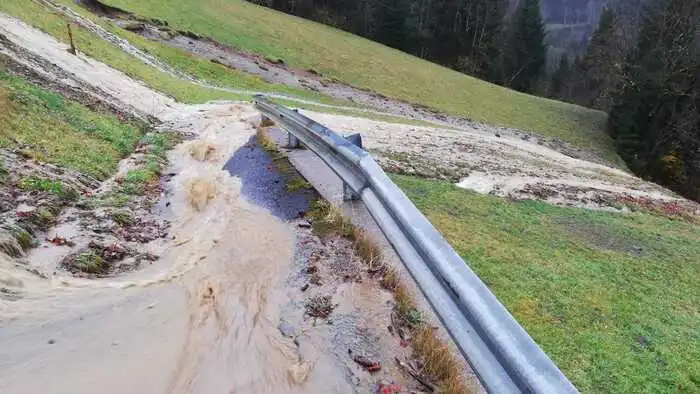 Unwetter von Oktober 2018: Überschwemmungen und Muren legten die Gemeinde Lesachtal lahm. Der Ort ist von der Außenwelt abgeschnitten und über den Landweg nicht mehr erreichbar. Die Straßen in die Nebenortschaften sind alle zu, die Haushalte ohne Strom. Bundesheer- und Polizeihubschrauber sind angefordert, können aber wegen des Nebels noch nicht ausrücken.