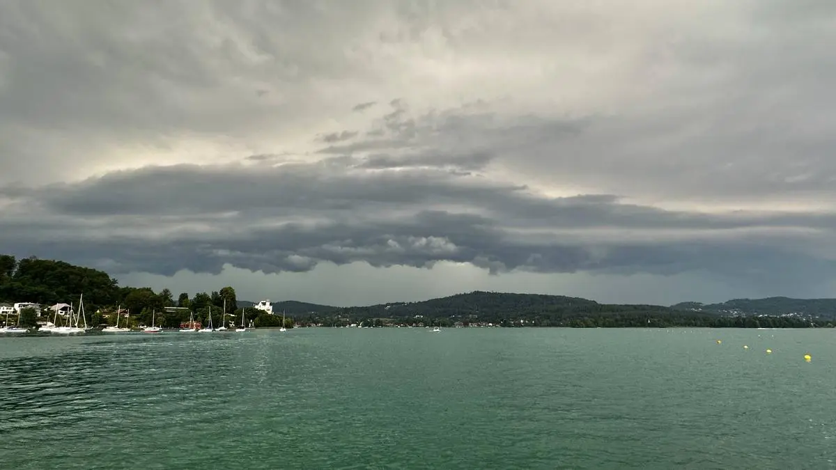 Erst als Teenager zogen für die Autorin dunkle Wolken auf dem Wörthersee auf. 