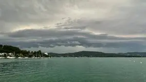 Erst als Teenager zogen für die Autorin dunkle Wolken auf dem Wörthersee auf. 