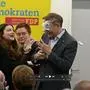 ABD0068_20250109 - GREIFSWALD - DEUTSCHLAND: 09.01.2025, Mecklenburg-Vorpommern, Greifswald: Der FDP-Vorsitzende Christian Lindner (M) bekommt bei einem Wahlkampfauftritt in Greifswald Schaum ins Gesicht. Er war von einer jungen Frau mit Schaum beworfen worden. Sie traf den frheren Finanzminister dabei direkt ins Gesicht. Nach dem Vorfall setzte er seine Rede fort. (Screenshot aus einem Video). Foto: Stefan Sauer/dpa +++ dpa-Bildfunk +++. - FOTO: APA/dpa/Stefan Sauer - No data!