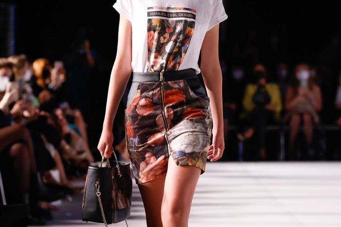 ... bei der heurigen Museumsquartier Vienna Fashion Week präsentierte Manuel Essl vom gleichnamigen Grazer Modelabel seine neue Kollektion „Floral Dreams“ ...
