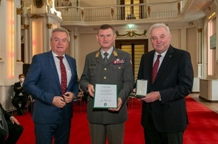 ... an Generelleutnant Franz Reißner...