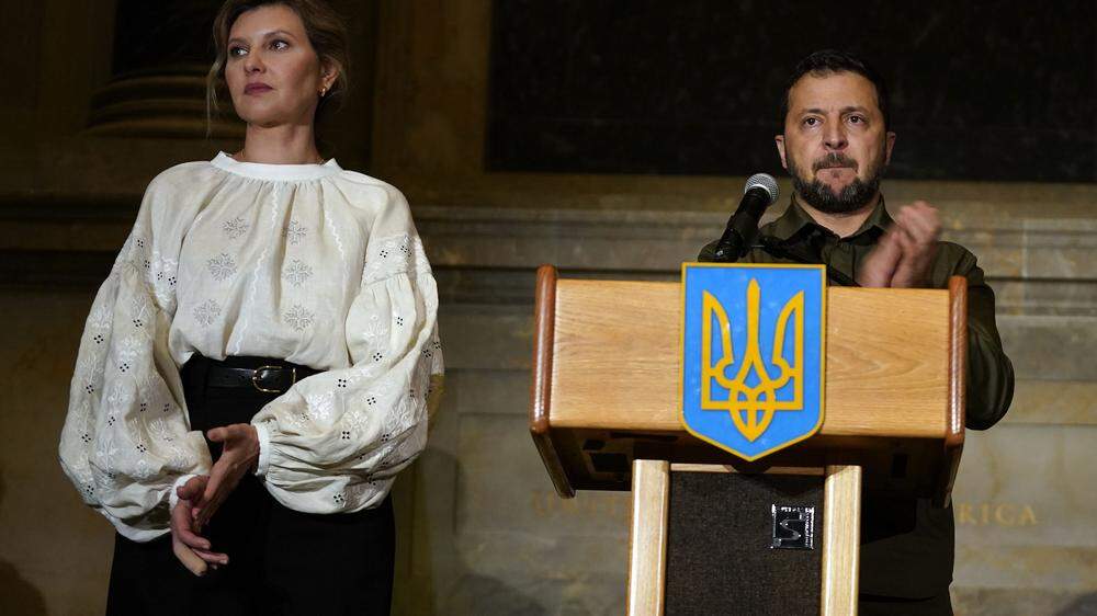 Wolodymyr Selenskyj am Redepult, links seine Frau Olena