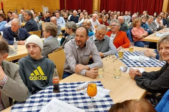 Das Konzertprogramm wurde eröffnet mit der „Archivisten Polka“. Für die Moderation sorgte Sepp Loibner, langjähriger Leiter der Abteilung Volkskultur beim ORF Steiermark.