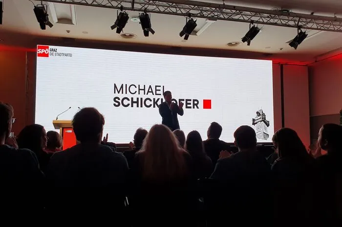 Eröffnet wurde die Rede vom wahlkämpfenden Michael Schickhofer...