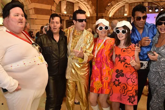Bürgermeister Ken Keith - selbst in Elvis-Montur mit blauem Overall, Elvis-Tolle und Koteletten - sagte, er erwarte dieses Jahr 25.000 Teilnehmer bei der fünf Tage dauernden Veranstaltung.