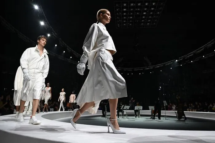 Models auf dem Laufsteg von Ferrari.
