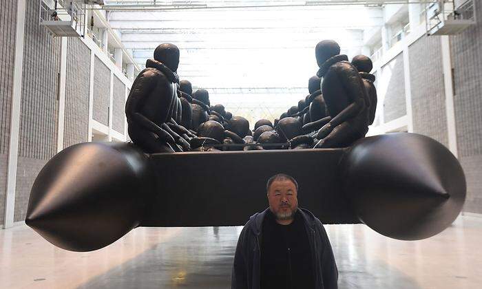 "Law of the Journey": Ai Weiwei in der Prager Nationalgalerie vor seiner jüngsten Arbeit zum Thema Migration