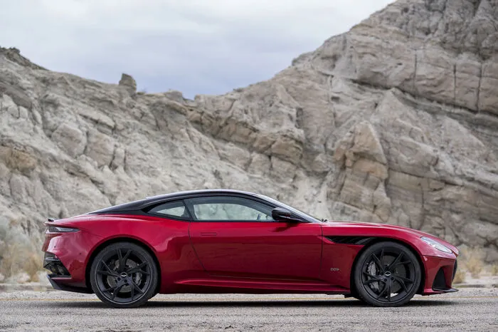 Die Acht-Gang-Automatik von ZF schickt die Kraft an die Hinterachse, die sich wie der Großteil der Bodengruppe vom DB11 ableitet. Der Vortrieb endet erst bei 340 km/h.