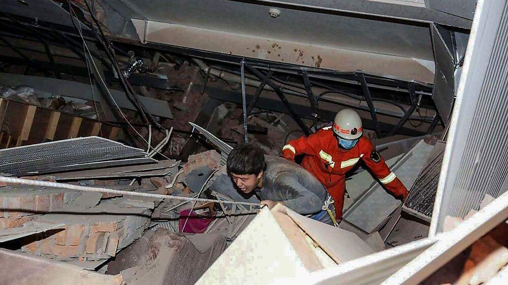 Suche im eingestürzten Hotel nach Verschütteten