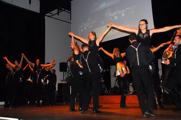 Eröffnet wurde der Traditionsball in der vollbesetzten Hügellandhalle mit einer Polonaise der Feuerwehrmitglieder, einstudiert von Dagmar Schafler. 