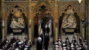 An der Trauerfeier in der Londoner Westminster Abbey um die Mittagszeit nehmen rund 2.000 Menschen teil