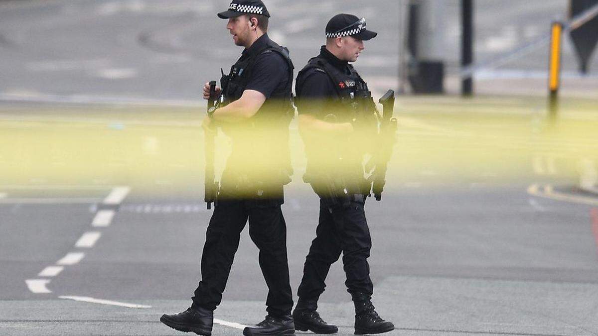 Polizisten in Großbritannien tragen nicht immer Waffen bei sich. Die Londoner Polizei hat aber angekündigt, etwa beim Fußball-Pokalfinale und einem Rugbyspiel am Wochenende zusätzliche bewaffnete Beamte abzustellen