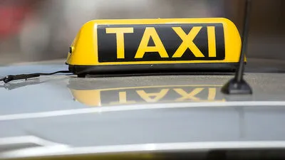 Der Taxilenker erlitt Verletzungen unbestimmten Grades