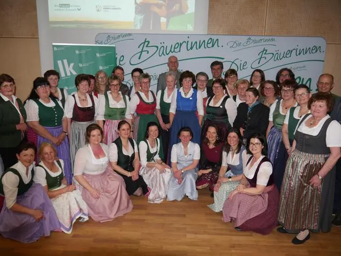 Geehrte Bäuerinnen mit den Ehrengästen