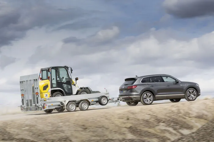 Dass der Touareg so gut im Saft steht, hat aber auch den gewichtigen Vorteil, das er bis zu 3,5 Tonnen an den Haken nehmen kann. Eine Anhängelast, bei der man beim Transport von Pferden oder Booten schon etwas anfangen kann.