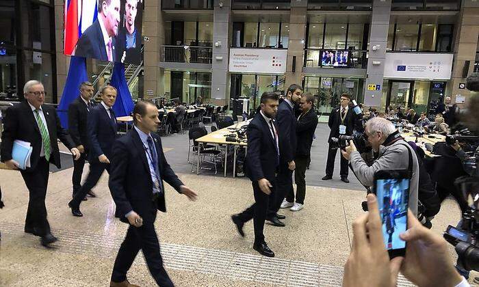 Juncker und Tusk auf dem Weg zur Abschluss-Pressekonferenz. Wie immer, gehen sie durch den Mediensaal
