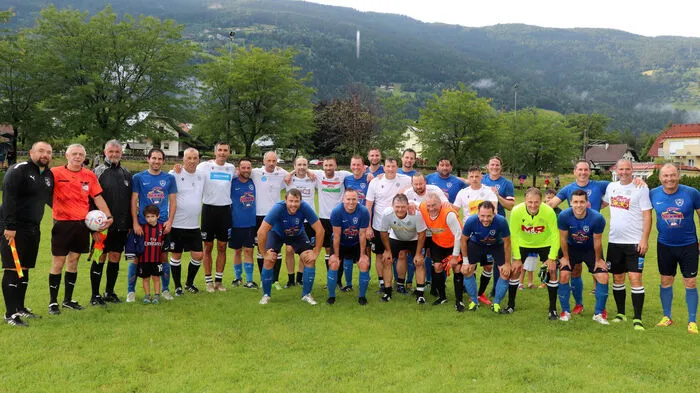 Das Team „Co­pa-Pe­le“ be­steht zur Gänze aus Ex-Pro­fis, die im In- und Aus­land Kar­rie­re mach­ten. Endstand 1:8 für das Team „Co­pa-Pe­le“ bei teilweise strömenden Regen!!   