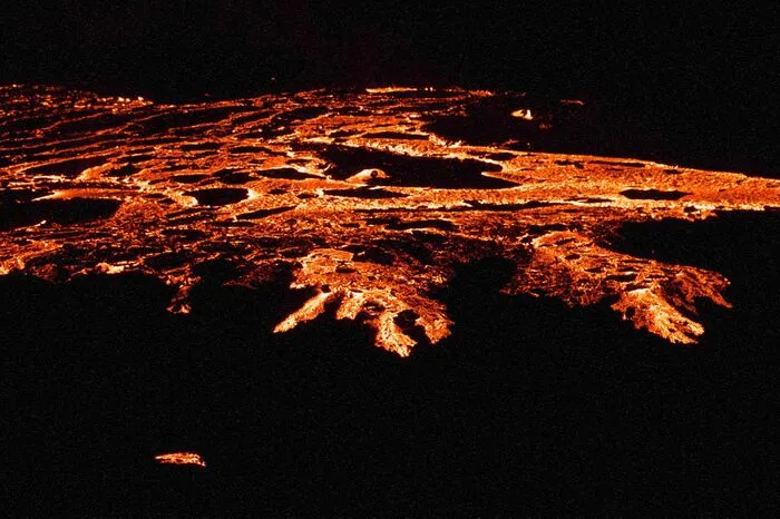 Live-Aufnahmen isländischer Medien zeigen, wie glutrote Lava auf der Reykjanes-Halbinsel ununterbrochen aus dem Boden strömt.