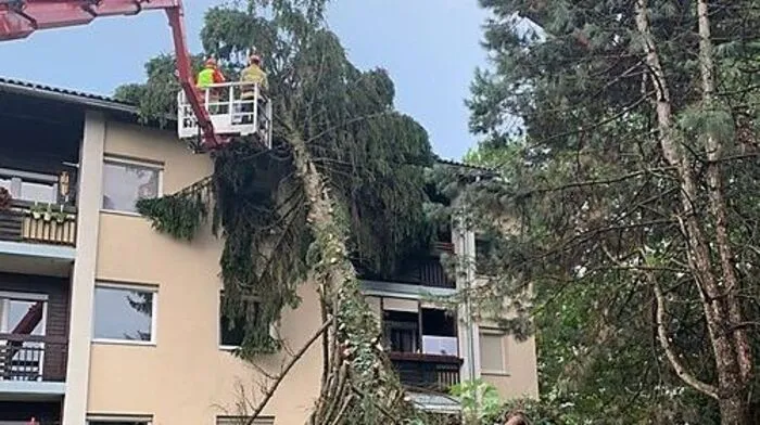 Auch ein Kran ist im Einsatz