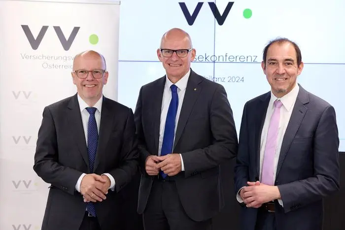 https://www.apa-fotoservice.at/galerie/39165 Im Bild v.l.n.r.: Mag. Christian Eltner (Generalsekretär des Verbandes der Versicherungsunternehmen Österreichs VVO), Dr. Ralph Müller (Vizepräsident des Verbandes der Versicherungsunternehmen Österreichs VVO), Mag. Christian Schimanofsky (Direktor des KFV)