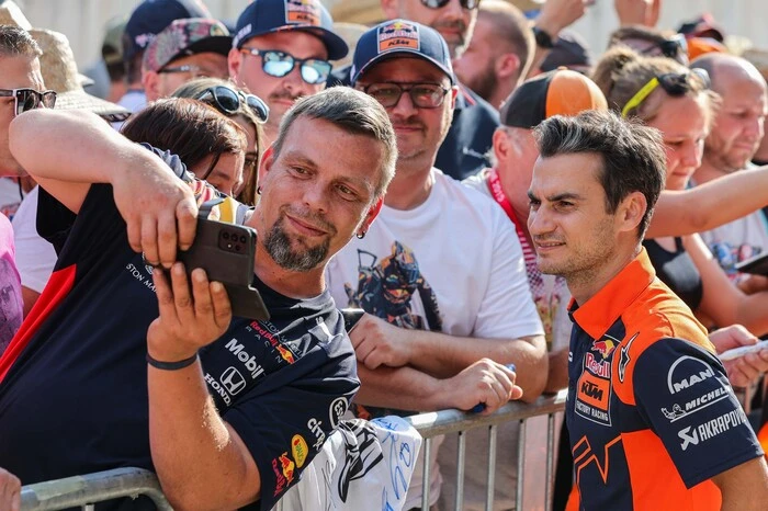 Zwar rast KTM-Testfahrer Dani Pedrosa im Rahmen des Rennwochenendes nicht über den Ring, beliebt bei den KTM-Fans ist er dennoch.