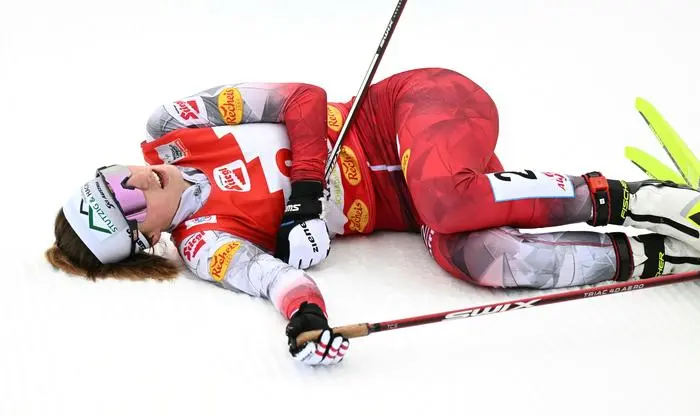 ABD0073_20221216 - RAMSAU - ÖSTERREICH: Lisa Hirner (AUT) nach dem Zieleinlauf am Freitag,16. Dezember 2022, beim FIS-Weltcup der Nordischen Kombination in Ramsau am Dachstein. - FOTO: APA/BARBARA GINDL
