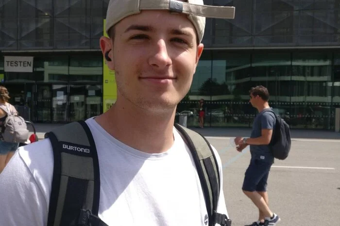 Elias Jurececk (19), Graz: Wenn es heiß ist, gehe ich gerne ins Freibad schwimmen. Eis essen hilft auch immer - genauso wie viel Wasser trinken und ab und zu ein kaltes Bier. Drinnen schalte ich die Klimaanlage ein.