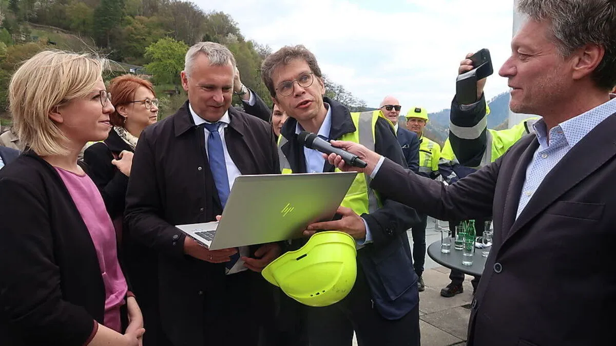 Ministerin Leonore Gewessler eröffnete symbolisch mittels Tastendruck das neue Werk