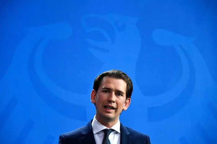 Unterwegs zu härterer Gangart. Am Samstag übernimmt Kurz für Österreich die Ratspräsidentschaft. Zuletzt hat er sich – ob mit oder ohne Beteiligung der FPÖ – auf der rigiden Seite positioniert: Schließen der Fluchtrouten, Auffanglager in Drittländern, Treffen mit Orbán und Seehofer sind Eckpunkte seiner Asylpolitik. Kurz will den Schleppern ein Ende setzen und trifft damit eines der Hauptanliegen des Gipfels.