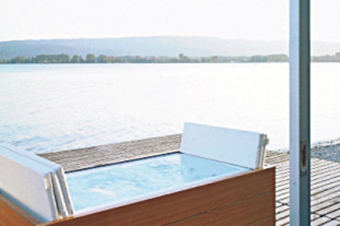 Diese Badewanne namens „Sundeck“ ist zugleich Whirlpool und dank faltbarer Abdeckung auch Liege. Sie lässt sich überall dort abstellen, wo man einen Wasseranschluss hat. Drinnen wie draußen. Allerdings ist das Duravit-Produkt auch nicht billig: Mit 4600 Euro mussman schon rechnen.