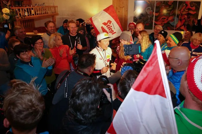 In seinem Heim-Weltcup in Ramsau wurde er Zweiter und beim Nordic Triple in Chaux-Neuve (FRA) feierte er seine ersten zwei Weltcupsiege. "Ich bin mit den Aufgaben gereift, war oft in Wettkämpfen vorne mit dabei und kann die Rennen jetzt besser lesen", erklärte der passionierte Paragleit-Pilot. Sein Hobby - die Eltern führen eine Flugschule - hilft ihm beim Springen. "Da bekommt man ein richtig gutes Gefühl für die Luft."  