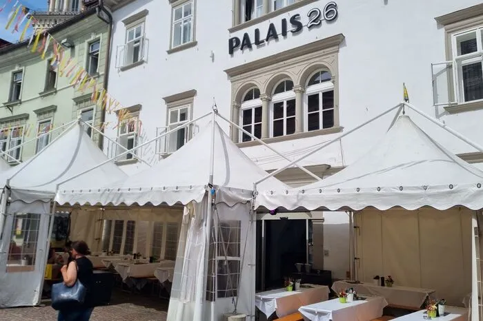 Palais 26 großes Bier: 5,90 Eurokleines Bier: 4,80 EuroSpritzer: 4,30 EuroMineralwasser (0,3): 4 EuroKirchtagssuppe: 9,50 Euro