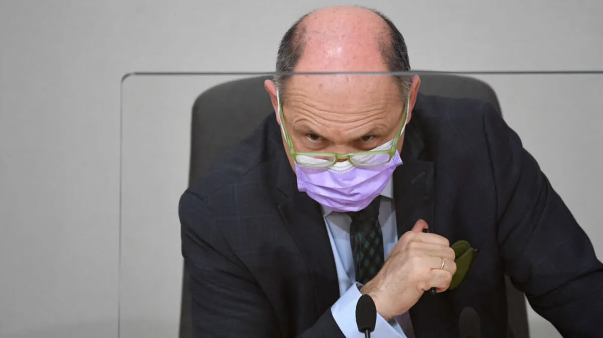 Sobotka mit Mundschutz hinter Plexiglas