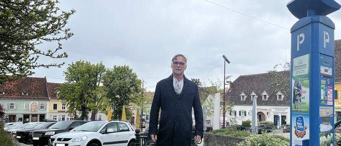 Bürgermeister Erwin Eggenreich tritt nach zwölf Jahren zurück. Zuvor führte er noch über den Hauptplatz und durch andere Stadtteile von Weiz