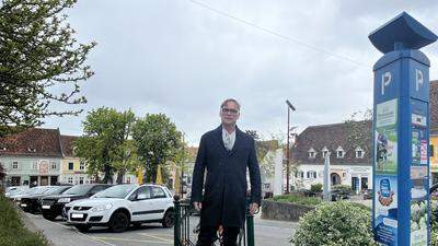 Bürgermeister Erwin Eggenreich tritt nach zwölf Jahren zurück. Zuvor führte er noch über den Hauptplatz und durch andere Stadtteile von Weiz