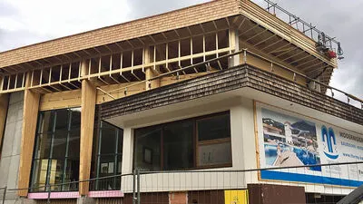 Der Betrieb der neuen Therme, die Ende Juni eröffnet wird, gleicht einer Baustelle