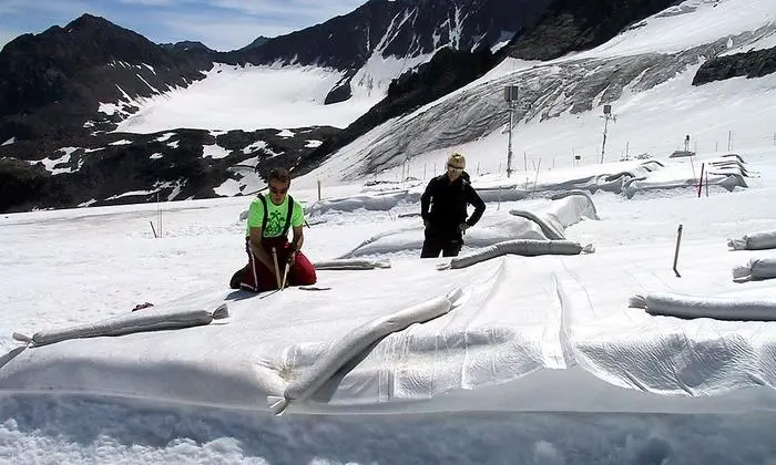 Gletscherforscherin Andrea Fischer (rechts) bei einer Analyse auf dem Stubaier Gletscher
