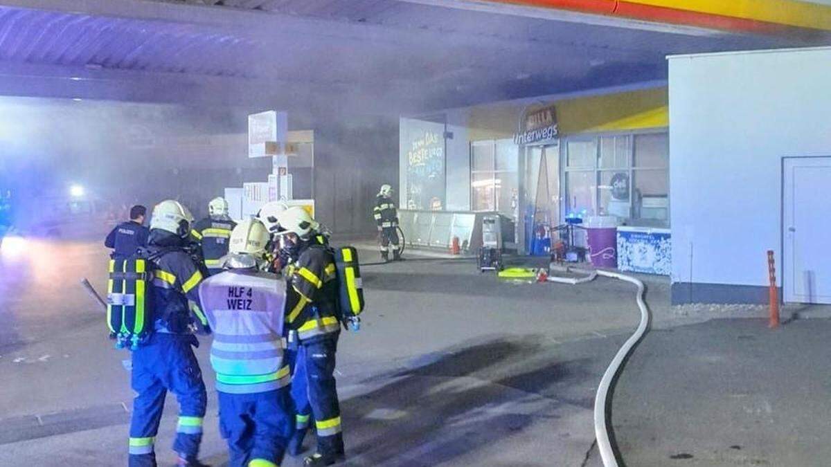 Starker Rauch entwickelte sich am Montagabend bei einer Tankstelle in Weiz